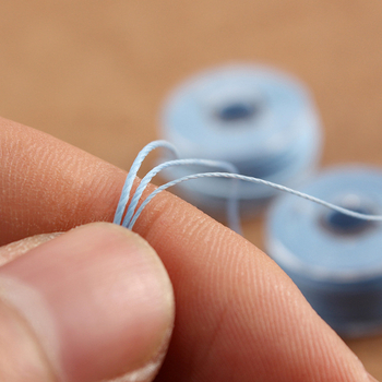 Rankomis siuvamos vaškuotos poliesterio siūlos, apvali, dėžutėje 25 spalvos, siuvimui, skersmuo 0,45/0,55/0,65 mm