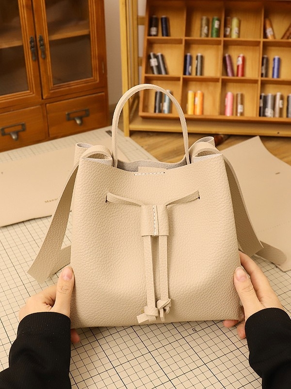 Geantă de damă din PU Bucket Bag — siluetă vertical-pătrată, stil urban simplu, închidere cu șnur, buzunar pentru telefon