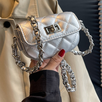 Crossbody táska láncos pánttal, PU anyag, vízszintes négyzet alakú, zárókapocs, zseb a telefon számára