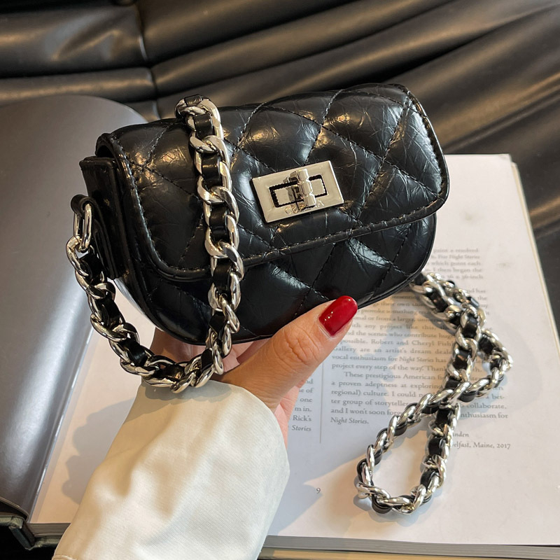 Crossbody táska láncos pánttal, PU anyag, vízszintes négyzet alakú, zárókapocs, zseb a telefon számára