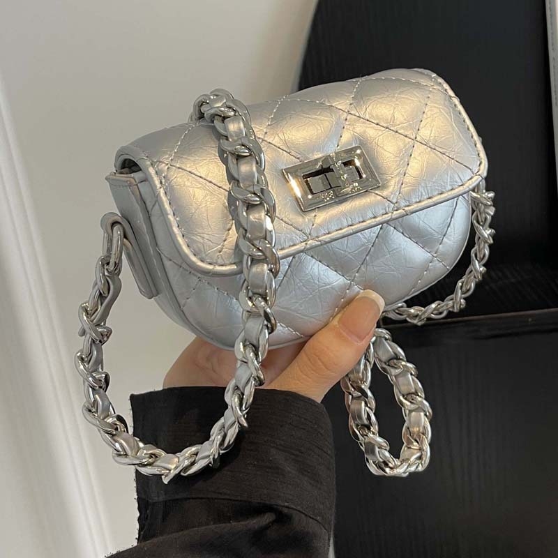 Crossbody táska láncos pánttal, PU anyag, vízszintes négyzet alakú, zárókapocs, zseb a telefon számára
