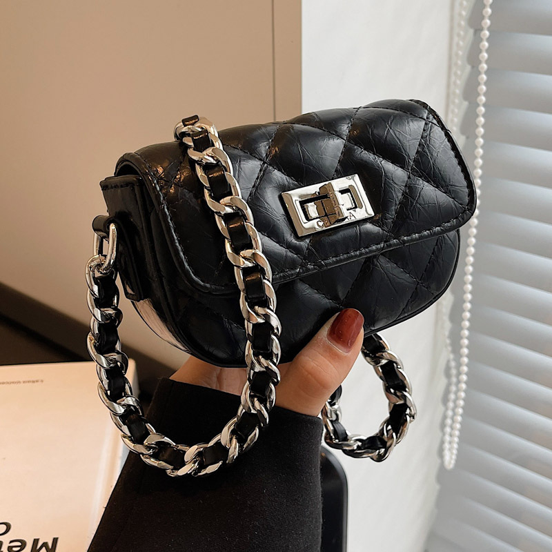 Crossbody táska láncos pánttal, PU anyag, vízszintes négyzet alakú, zárókapocs, zseb a telefon számára