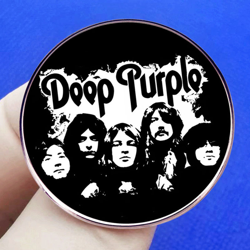 Brošą Deep Purple grupė – metalinis lydinys, elektroplatinavimas, raidžių dizainas