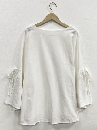 Moteriškas laisvo kirpimo topas su apvaliu kaklu, trumpomis rankovėmis, poliesterio mišinio 30–50%