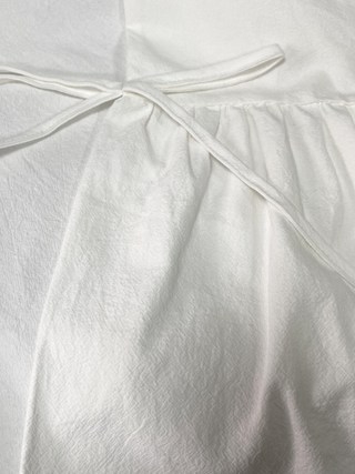 Moteriškas laisvo kirpimo topas su apvaliu kaklu, trumpomis rankovėmis, poliesterio mišinio 30–50%