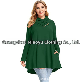 Moteriška palaidinė su ilgomis rankovėmis iš poliesterio, įstrižinė apykaklė, laisvas kirpimas, vienos spalvos raštas