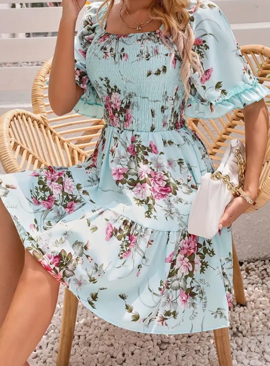 Rochie florală imprimată, decolteu pătrat, mâneci scurte plisate, fustă tip tort, poliester