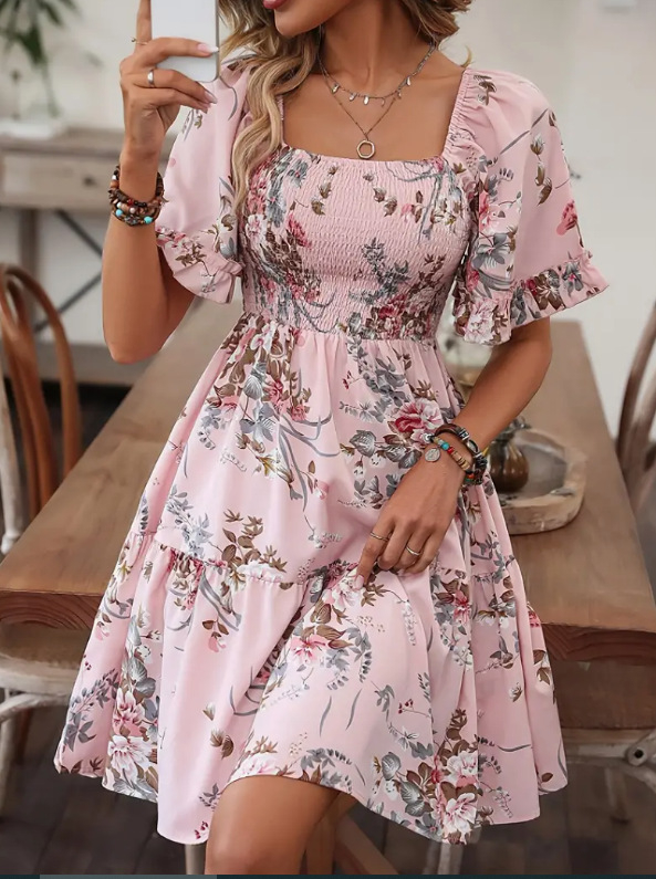 Rochie florală imprimată, decolteu pătrat, mâneci scurte plisate, fustă tip tort, poliester