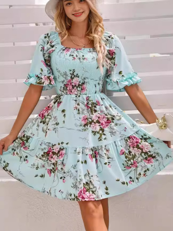 Rochie florală imprimată, decolteu pătrat, mâneci scurte plisate, fustă tip tort, poliester