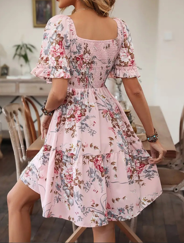 Rochie florală imprimată, decolteu pătrat, mâneci scurte plisate, fustă tip tort, poliester