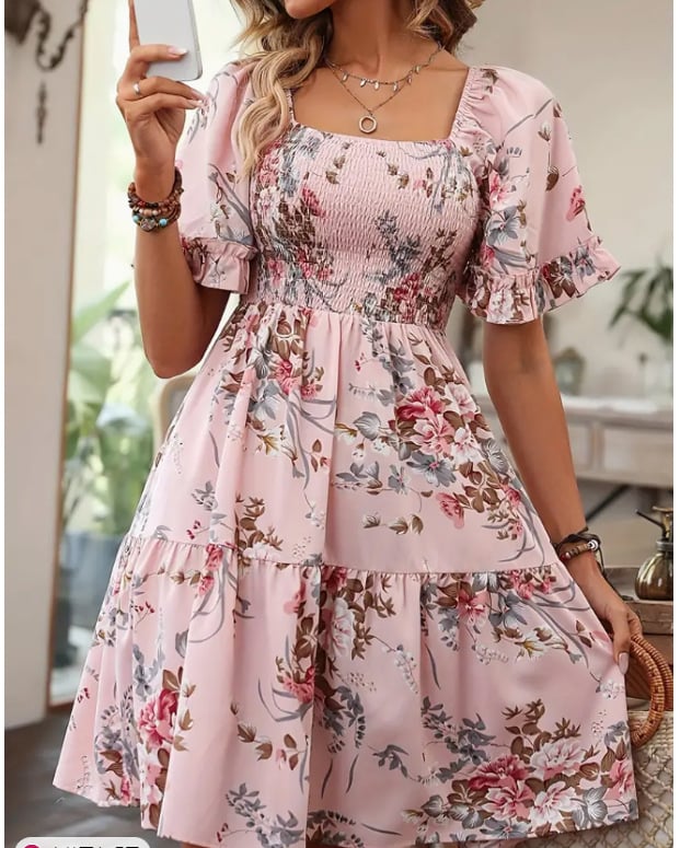 Rochie florală imprimată, decolteu pătrat, mâneci scurte plisate, fustă tip tort, poliester