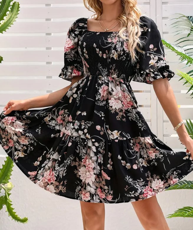 Rochie florală imprimată, decolteu pătrat, mâneci scurte plisate, fustă tip tort, poliester