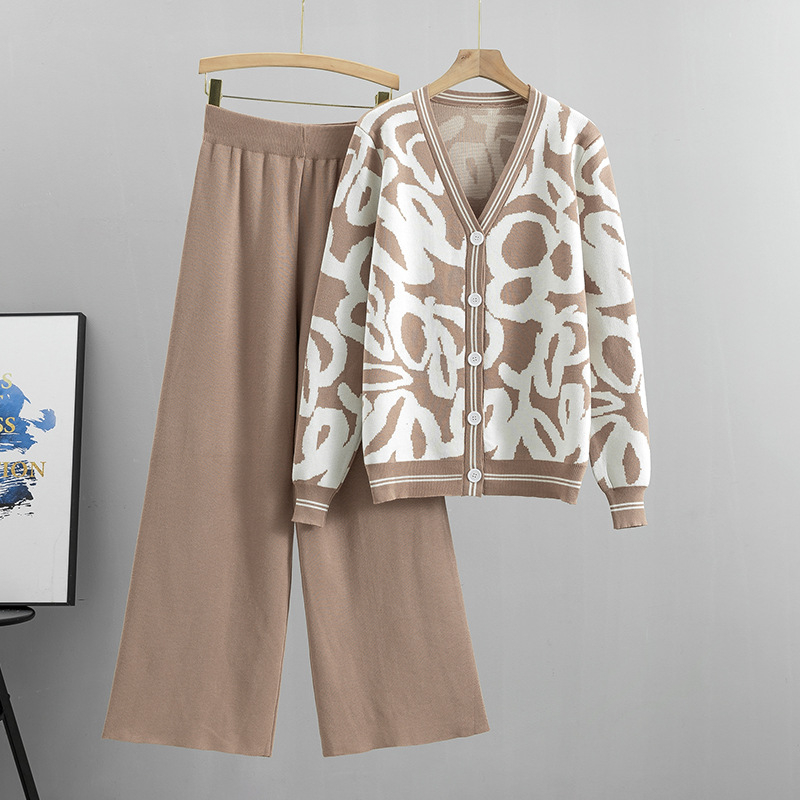 Ženski dvodijelni set: pleteni kardigan s leopard uzorkom i široke hlače, jesen 2025, žakardno pletenje, viskozna vlakna, ležerni japansko-korejski stil