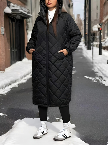 Medvilninė-pildyta striukė su rombiniais siuvinėjimais, aukštas apykaklė, ilgomis rankovėmis, išilgintas ilgis