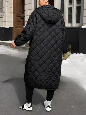 Medvilninė-pildyta striukė su rombiniais siuvinėjimais, aukštas apykaklė, ilgomis rankovėmis, išilgintas ilgis