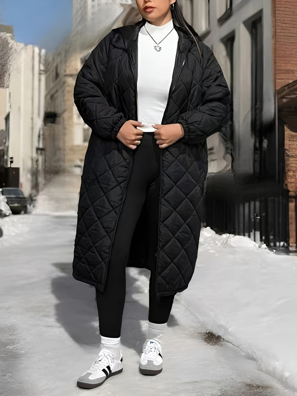 Medvilninė-pildyta striukė su rombiniais siuvinėjimais, aukštas apykaklė, ilgomis rankovėmis, išilgintas ilgis