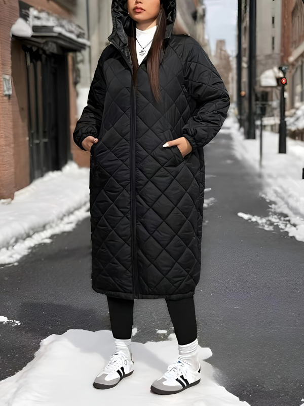 Medvilninė-pildyta striukė su rombiniais siuvinėjimais, aukštas apykaklė, ilgomis rankovėmis, išilgintas ilgis