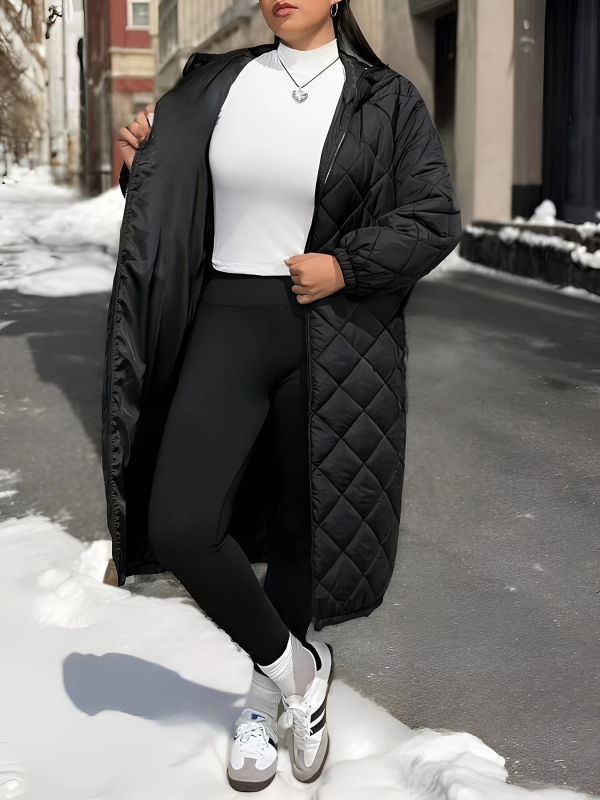 Medvilninė-pildyta striukė su rombiniais siuvinėjimais, aukštas apykaklė, ilgomis rankovėmis, išilgintas ilgis