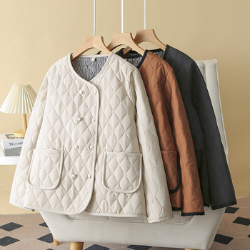 Moteriška medvilnės-poliesterio pūkinė striukė, pagrindinis audinys 70–80% poliesterio, užpildas poliesterio-pamuku, apvali kaklo linija, ilgos rankovės