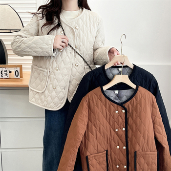 Moteriška medvilnės-poliesterio pūkinė striukė, pagrindinis audinys 70–80% poliesterio, užpildas poliesterio-pamuku, apvali kaklo linija, ilgos rankovės