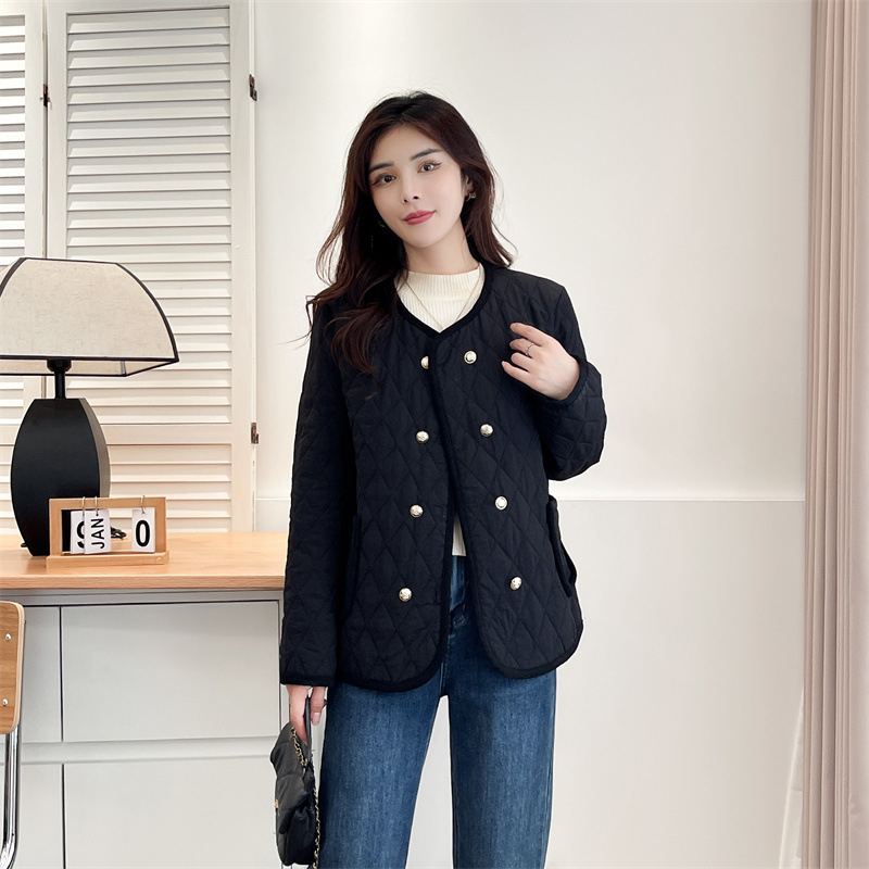 Moteriška medvilnės-poliesterio pūkinė striukė, pagrindinis audinys 70–80% poliesterio, užpildas poliesterio-pamuku, apvali kaklo linija, ilgos rankovės