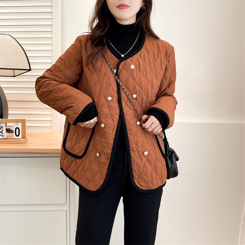 Moteriška medvilnės-poliesterio pūkinė striukė, pagrindinis audinys 70–80% poliesterio, užpildas poliesterio-pamuku, apvali kaklo linija, ilgos rankovės