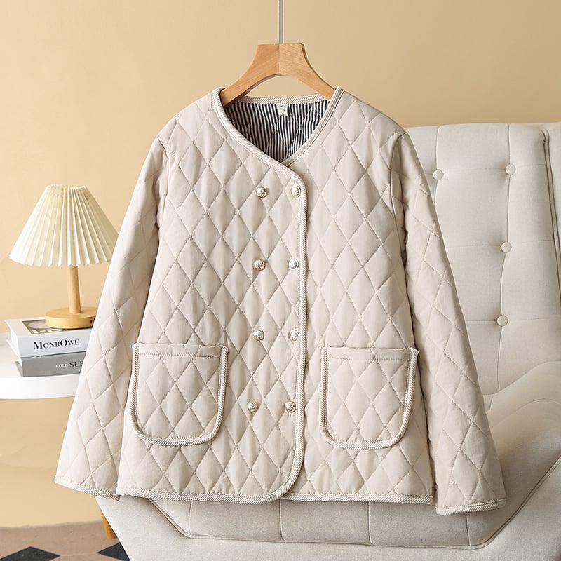 Moteriška medvilnės-poliesterio pūkinė striukė, pagrindinis audinys 70–80% poliesterio, užpildas poliesterio-pamuku, apvali kaklo linija, ilgos rankovės