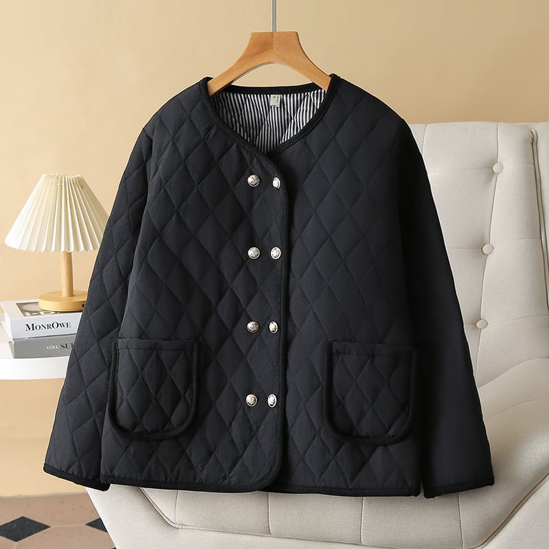 Moteriška medvilnės-poliesterio pūkinė striukė, pagrindinis audinys 70–80% poliesterio, užpildas poliesterio-pamuku, apvali kaklo linija, ilgos rankovės