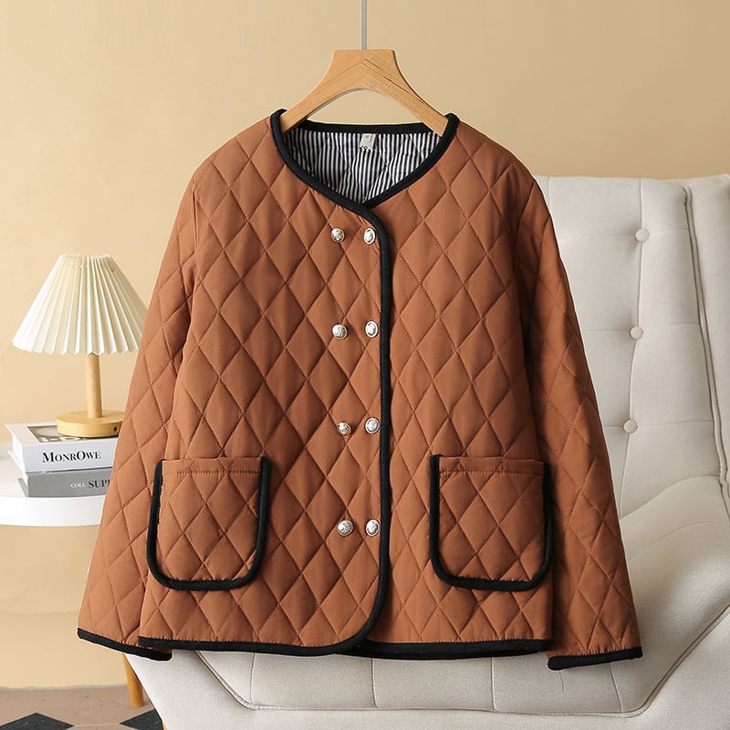 Moteriška medvilnės-poliesterio pūkinė striukė, pagrindinis audinys 70–80% poliesterio, užpildas poliesterio-pamuku, apvali kaklo linija, ilgos rankovės