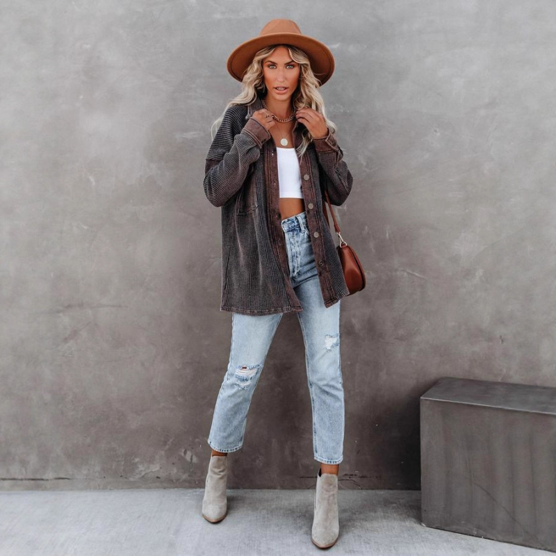 Kabát gallérral, lazított szabás, középhosszú, poliészter, brit stílus.