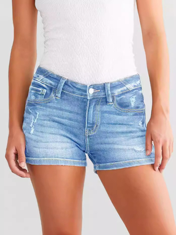 Γυναικείος ψηλόμεσος σορτς τζιν με σκισμένα και πλυμένα στοιχεία, 70–80% βαμβάκι, κάτω από 30% πολυεστέρας, λεύκανση, Καλοκαίρι 2024