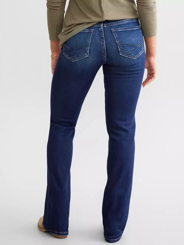 Moteriški džinsai iš džinsinio audinio, vidutinio juosmens, elastiniai, su įtrūkimais, šiek tiek platėjantys keliai, medvilnės-poliesterio mišinys (50–70% medvilnės, <30% poliesterio)