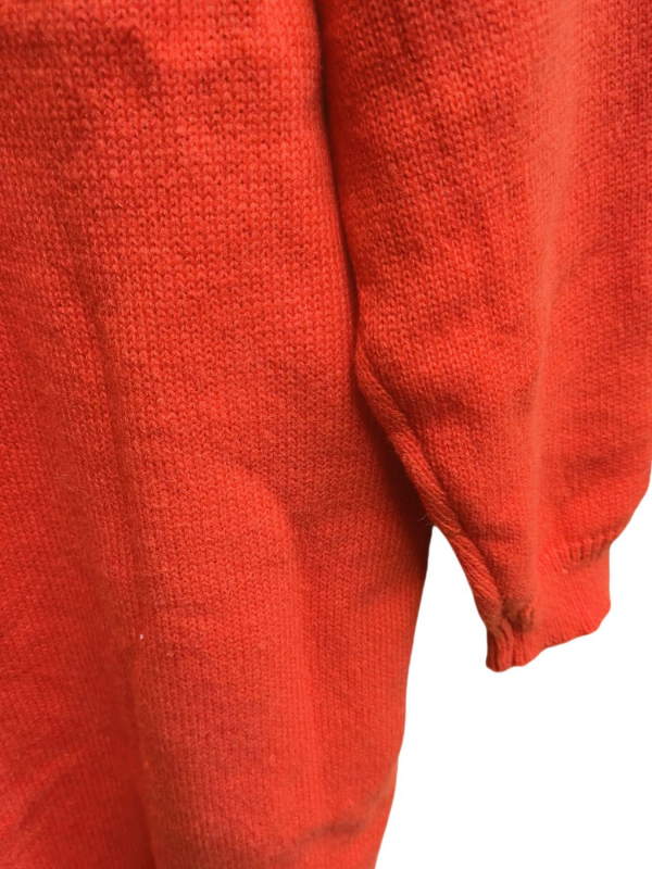 Πλεκτό φόρεμα με V-λαιμό, μακριά μανίκια, ύφασμα πολυεστέρα, κοντή φούστα