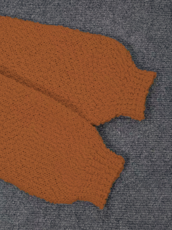 Moteriški megztinis su V formos kaklu, ilgos rankovės, įprasto ilgio, 95% poliesteris, žiema 2024