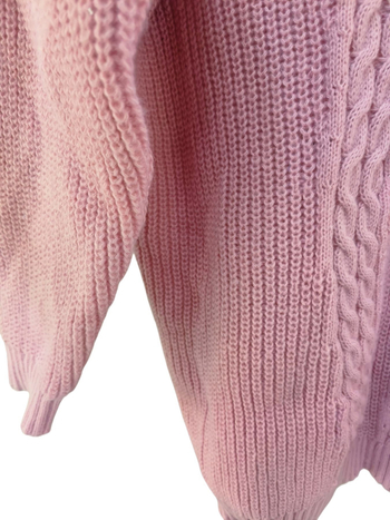 Moteriškas ilgomis rankovėmis megztinis su V formos kaklu, vienos spalvos poliesteris (Raštas: Vienos spalvos; Audinys: Poliesteris; Pagrindinis audinio sudėtis: 95%+; Iškirptė: V formos; Rankovės: Ilgos)