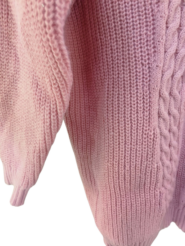 Moteriškas ilgomis rankovėmis megztinis su V formos kaklu, vienos spalvos poliesteris (Raštas: Vienos spalvos; Audinys: Poliesteris; Pagrindinis audinio sudėtis: 95%+; Iškirptė: V formos; Rankovės: Ilgos)