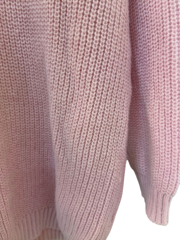 Moteriškas ilgomis rankovėmis megztinis su V formos kaklu, vienos spalvos poliesteris (Raštas: Vienos spalvos; Audinys: Poliesteris; Pagrindinis audinio sudėtis: 95%+; Iškirptė: V formos; Rankovės: Ilgos)