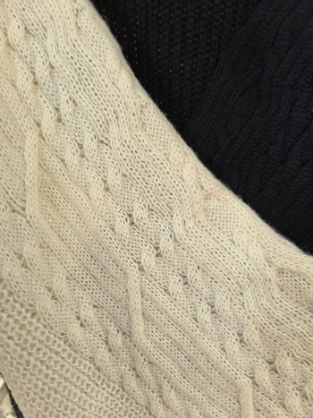 Moteriški megztinis su V kaklu ir kontrastiniu raštu, poliesteris, ilgos rankovės, nuleisti pečiai