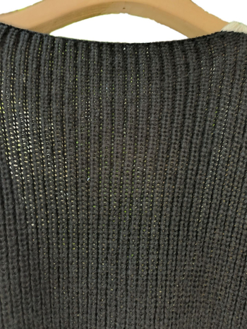 Moteriški megztinis su V kaklu ir kontrastiniu raštu, poliesteris, ilgos rankovės, nuleisti pečiai