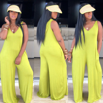 Комбинезон с V-образно деколте и презрамки, прави панталони, средна талия, полиестрова смес над 95%, стил уличен хипстър