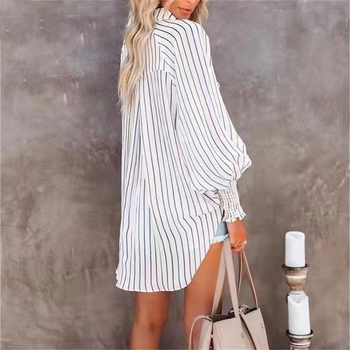 Svītrainā poliestera kreklu stilā, brīvā piegriezuma, garas piedurknes, reversa apkakle, vienas rindas pogas, garums 50–65 cm