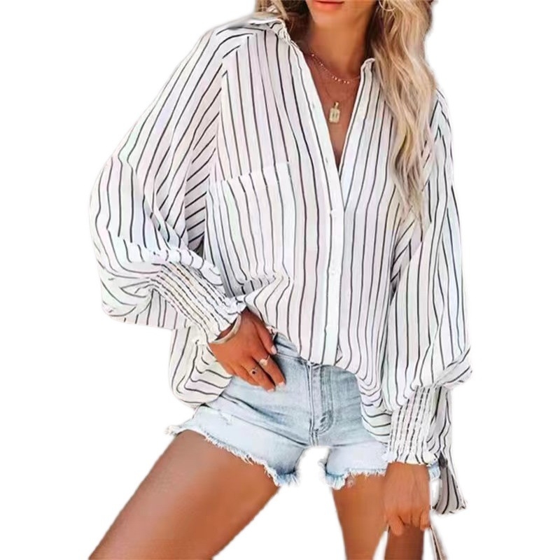 Svītrainā poliestera kreklu stilā, brīvā piegriezuma, garas piedurknes, reversa apkakle, vienas rindas pogas, garums 50–65 cm