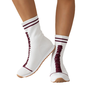 Moterų megztų kojinių auliniai bateliai su vidutinio aukščio viršumi, apvali nosis, žemas 1–3 cm kulnas, guma padas, audinių įdaila