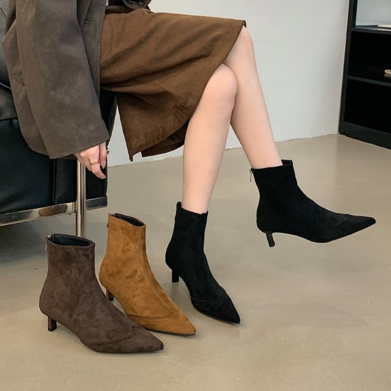 Női Martin Chelsea csizma, hegyes orr, mikrofibás felsőrész, gumírozott talp, oldalsó cipzár, magassarkú 6–8 cm