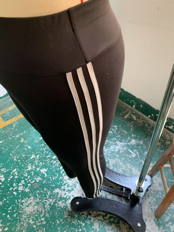 Legginai su šonine juostele jogai – medžiaga: poliesteris su elastanu; 90–95% poliesterio; siauras kirpimas; vidutinio storio; pavasaris 2025