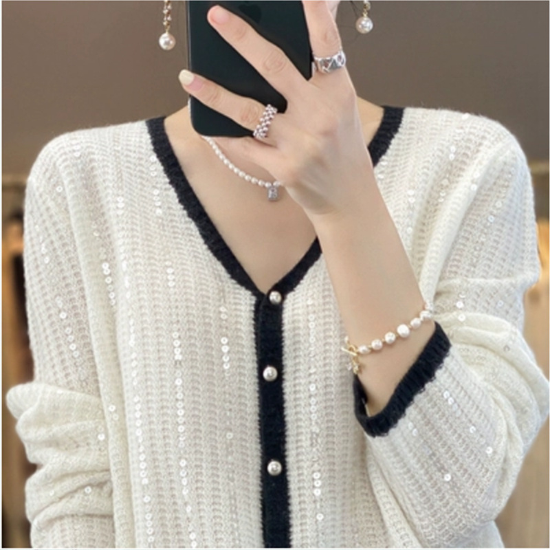 Cardigan tricotat cu paiete, decolteu în V – croială lejeră, mâneci lungi, grosime medie, închidere cu nasturi pe o linie, Primăvara 2025