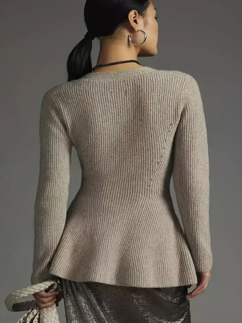 Moteriškas megztinis kardiganas – elegantiškas, vientisas raštas, poliesteris, ilgomis rankovėmis, vidutinio ilgio, laisvas kirpimas