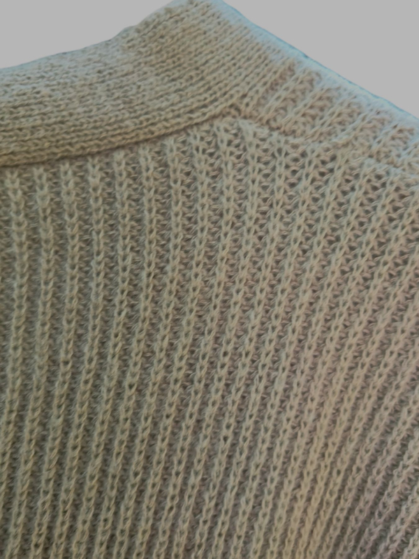 Moteriškas megztinis kardiganas – elegantiškas, vientisas raštas, poliesteris, ilgomis rankovėmis, vidutinio ilgio, laisvas kirpimas