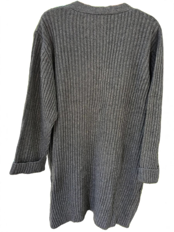 Moteriškas megztas kardiganas su kišenėmis, laisvas kirpimas, poliesteris (≥95%), ilgis 80–100 cm, atvira apykaklė.