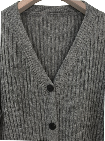 Moteriškas megztas kardiganas su kišenėmis, laisvas kirpimas, poliesteris (≥95%), ilgis 80–100 cm, atvira apykaklė.